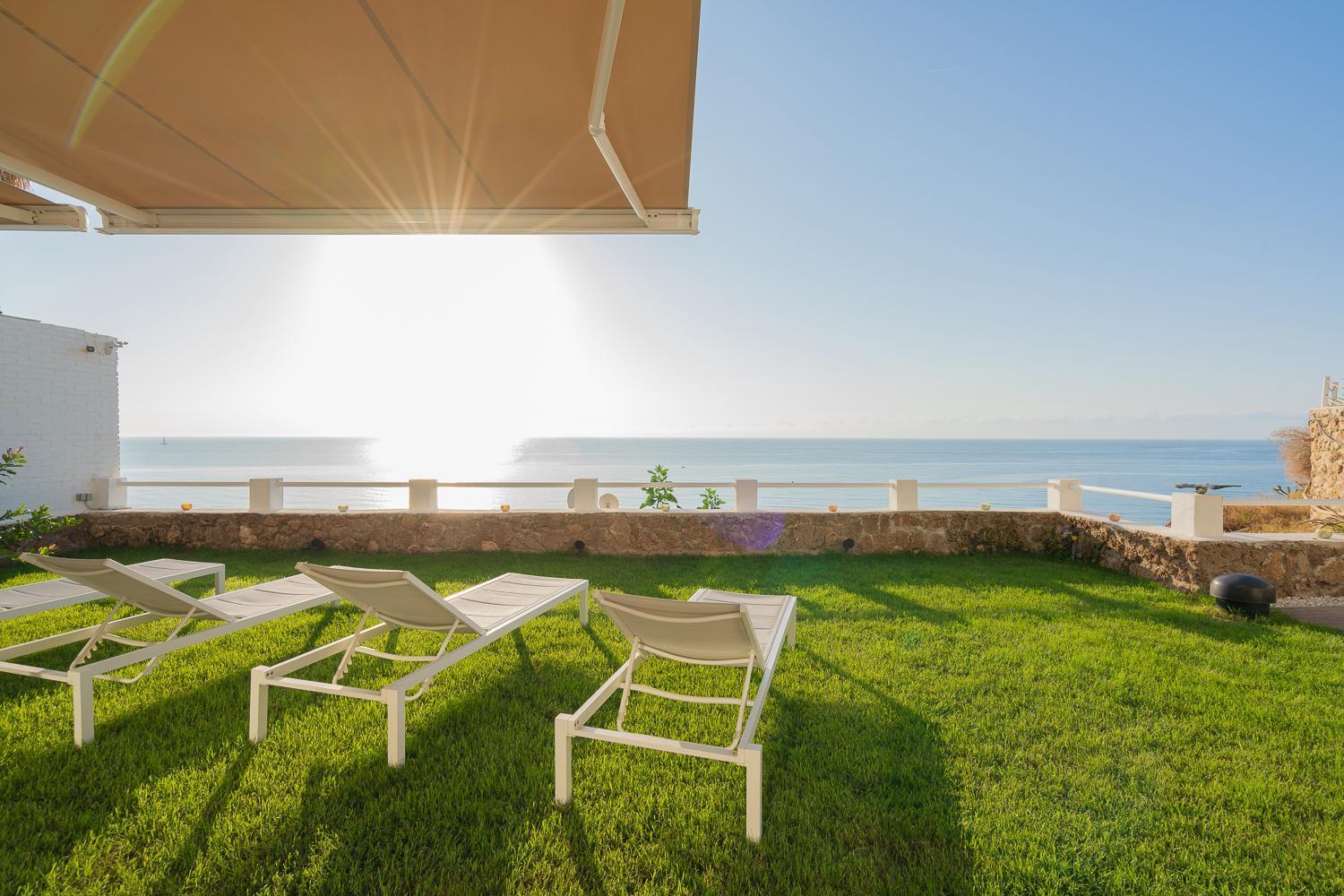 Private 250sqm Garden Duplex, Jacuzzi, Cinema, Sea View Escape *