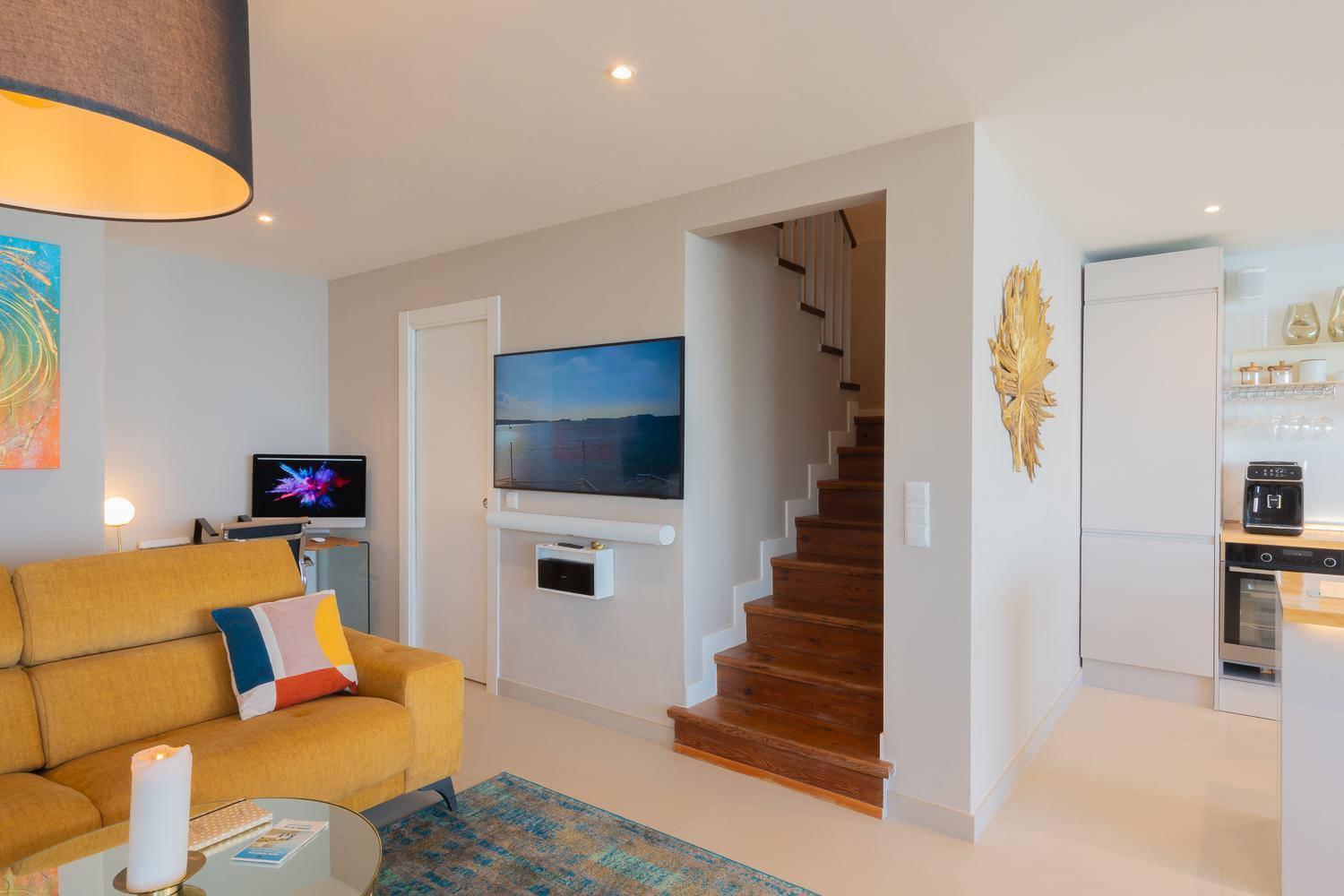 Private 250sqm Garden Duplex, Jacuzzi, Cinema, Sea View Escape