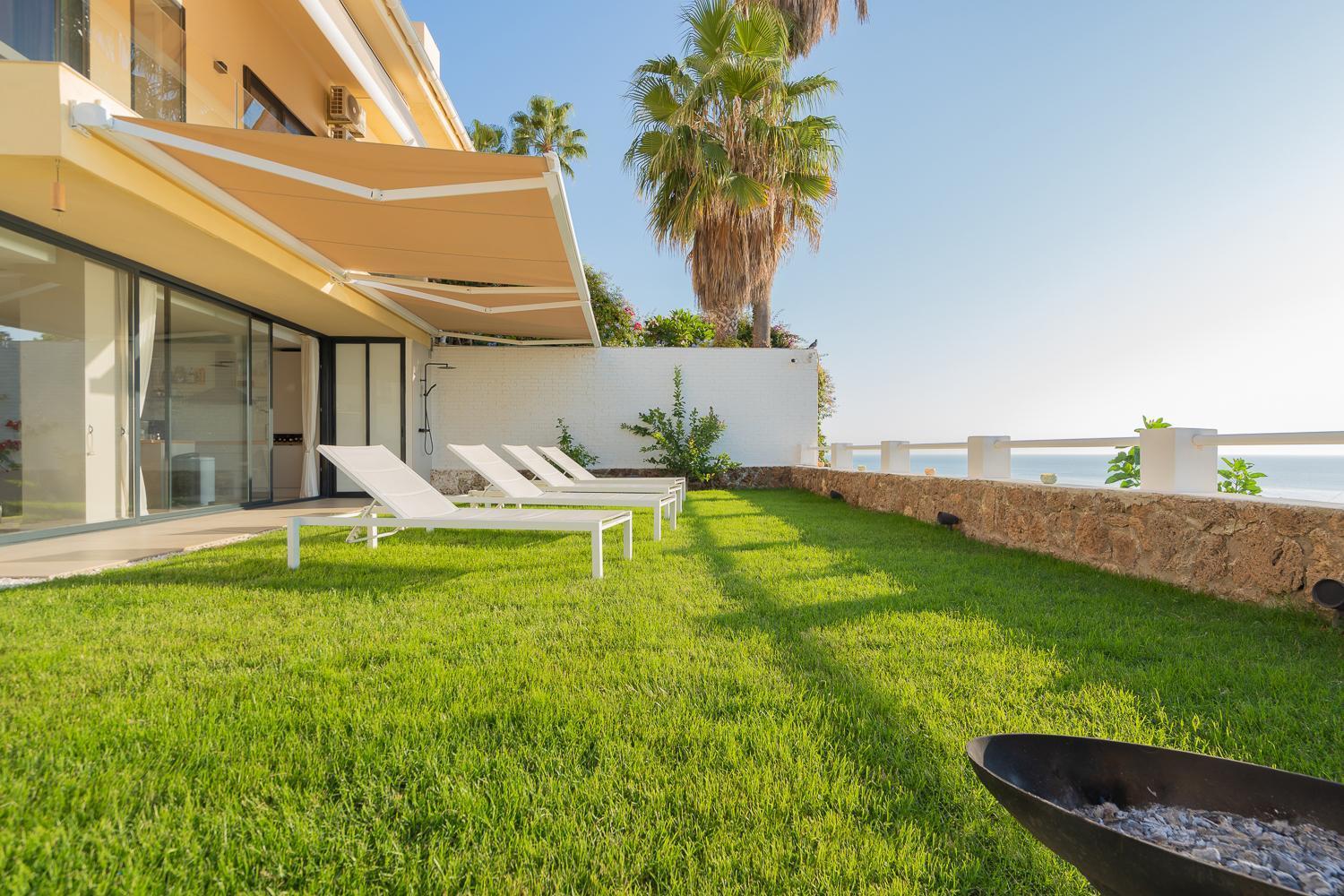 Private 250sqm Garden Duplex, Jacuzzi, Cinema, Sea View Escape * Torremolinos