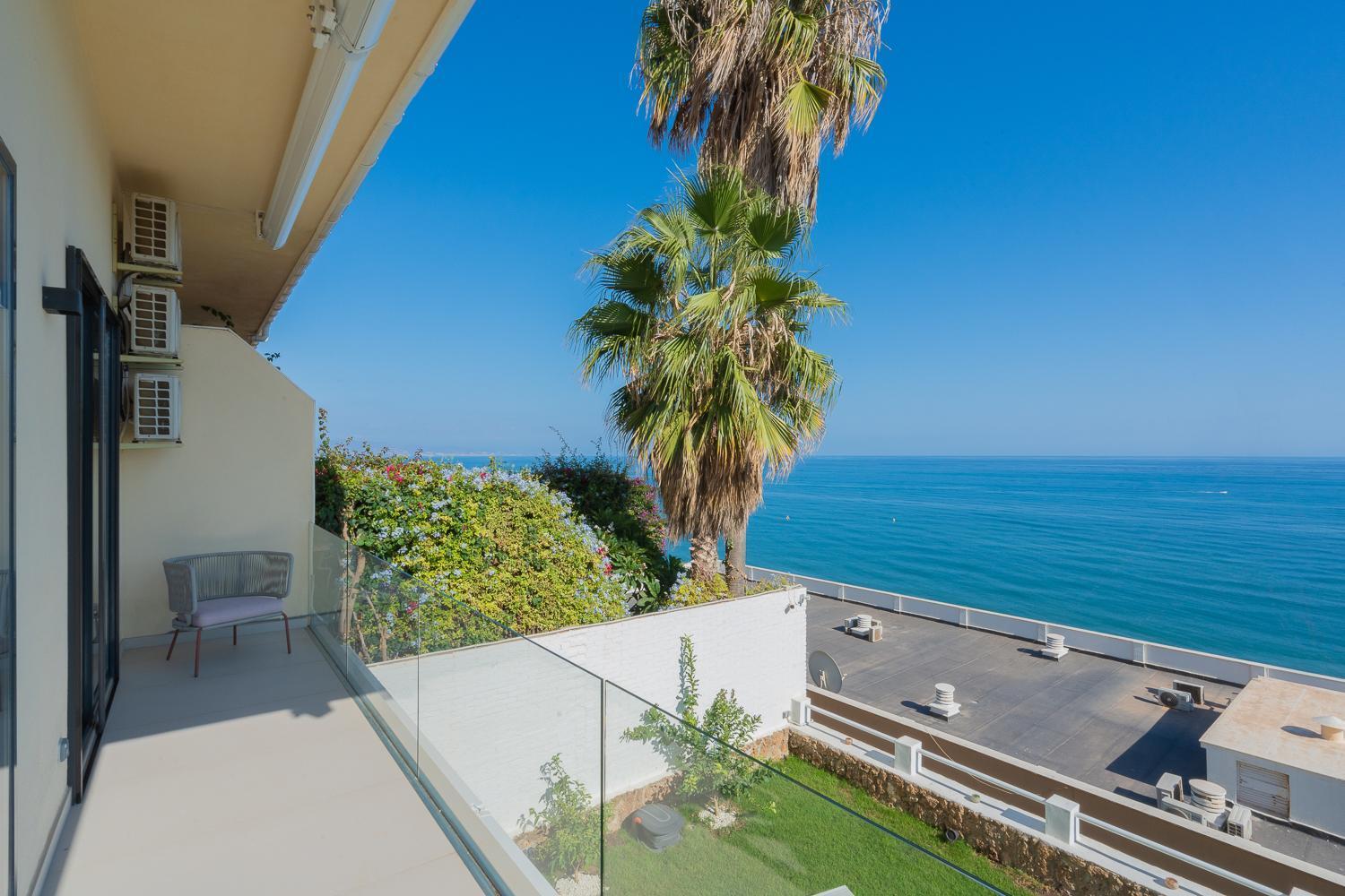 Private 250sqm Garden Duplex, Jacuzzi, Cinema, Sea View Escape Apartment Torremolinos