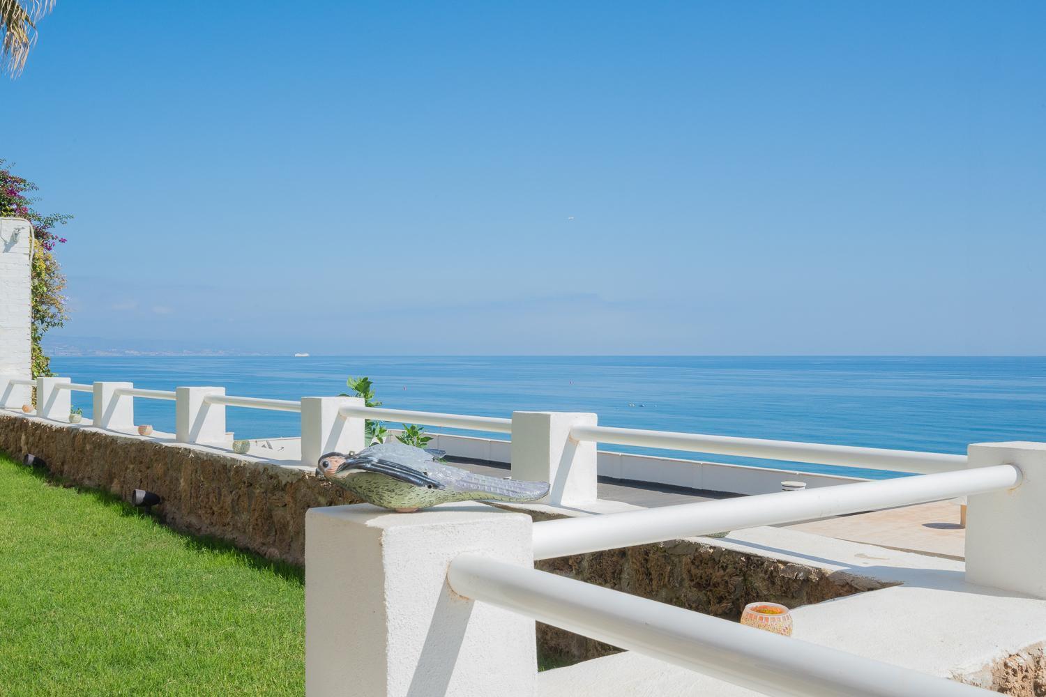 Private 250sqm Garden Duplex, Jacuzzi, Cinema, Sea View Escape Apartment