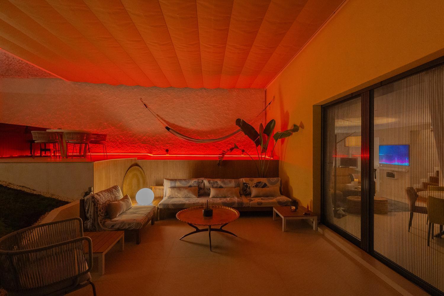 Apartment Private 250sqm Garden Duplex, Jacuzzi, Cinema, Sea View Escape *