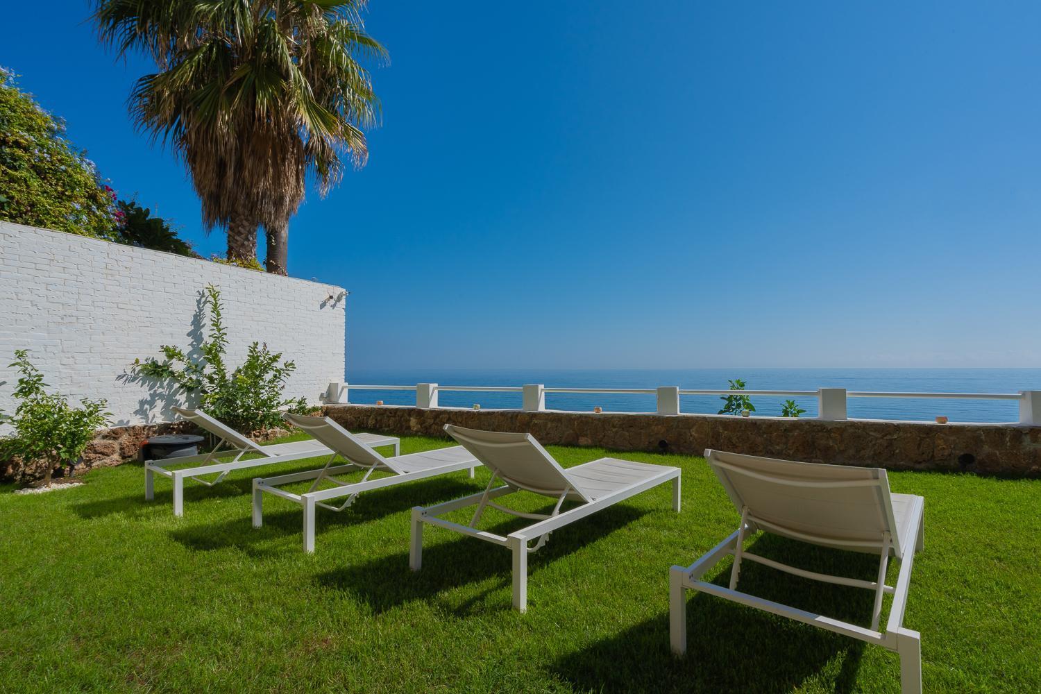 Private 250sqm Garden Duplex, Jacuzzi, Cinema, Sea View Escape
