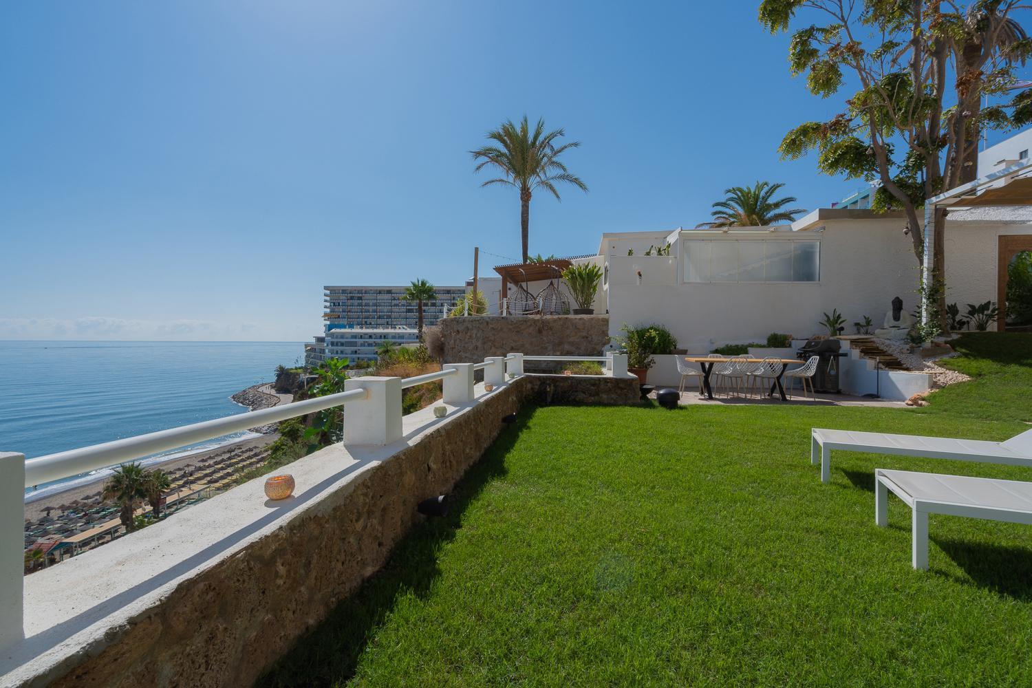 Apartment Private 250sqm Garden Duplex, Jacuzzi, Cinema, Sea View Escape Torremolinos