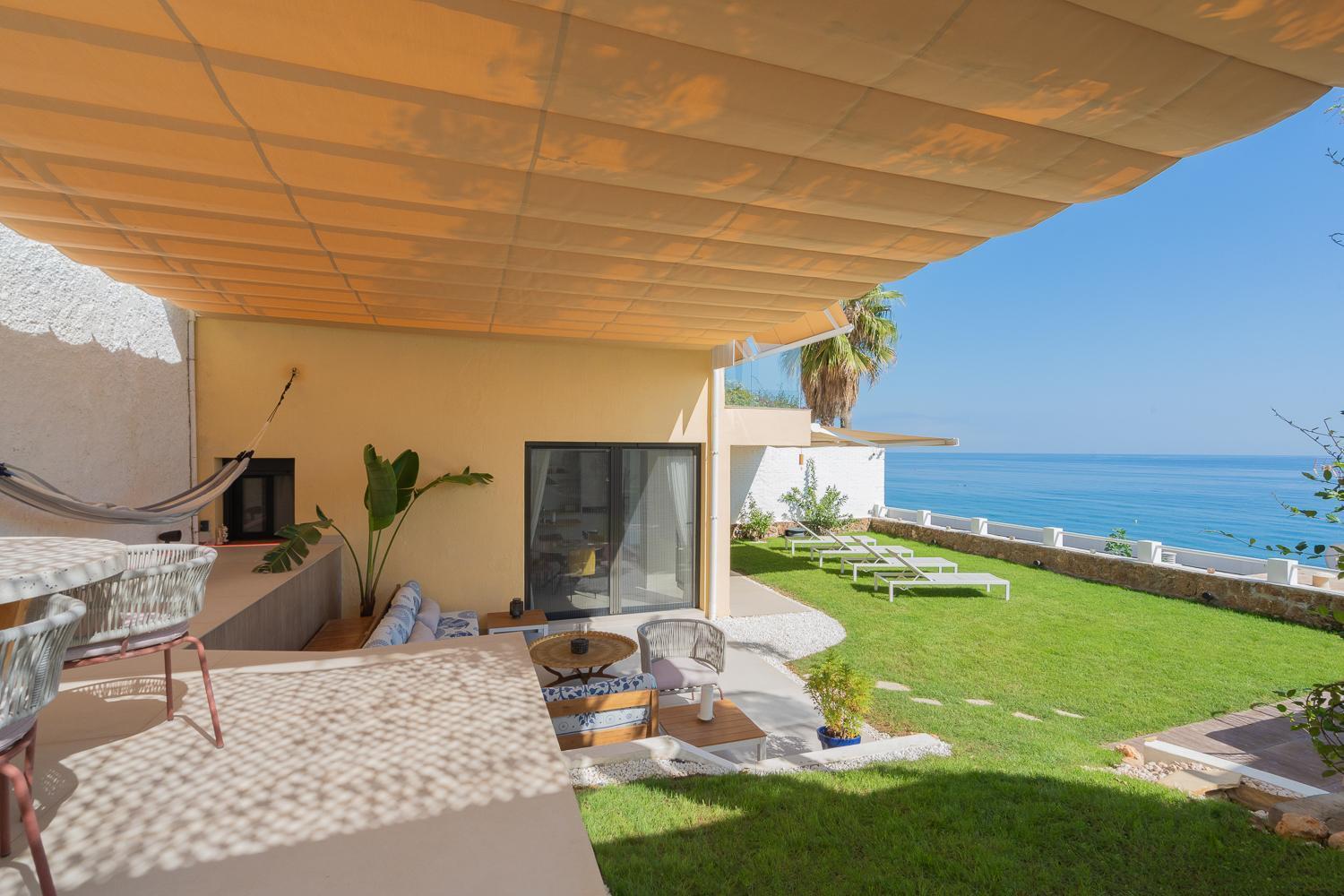 Private 250sqm Garden Duplex, Jacuzzi, Cinema, Sea View Escape * Torremolinos