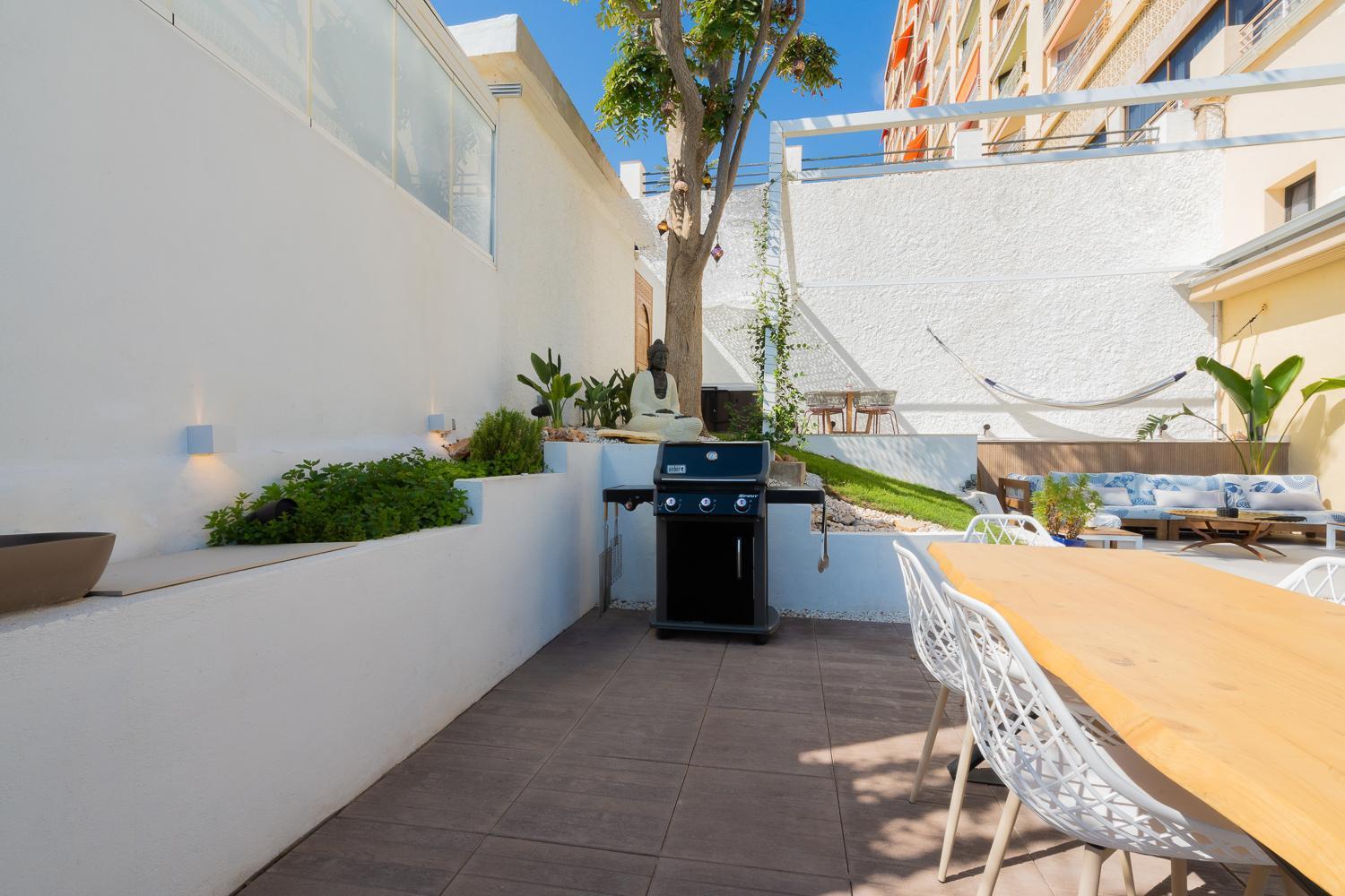 Private 250sqm Garden Duplex, Jacuzzi, Cinema, Sea View Escape Torremolinos