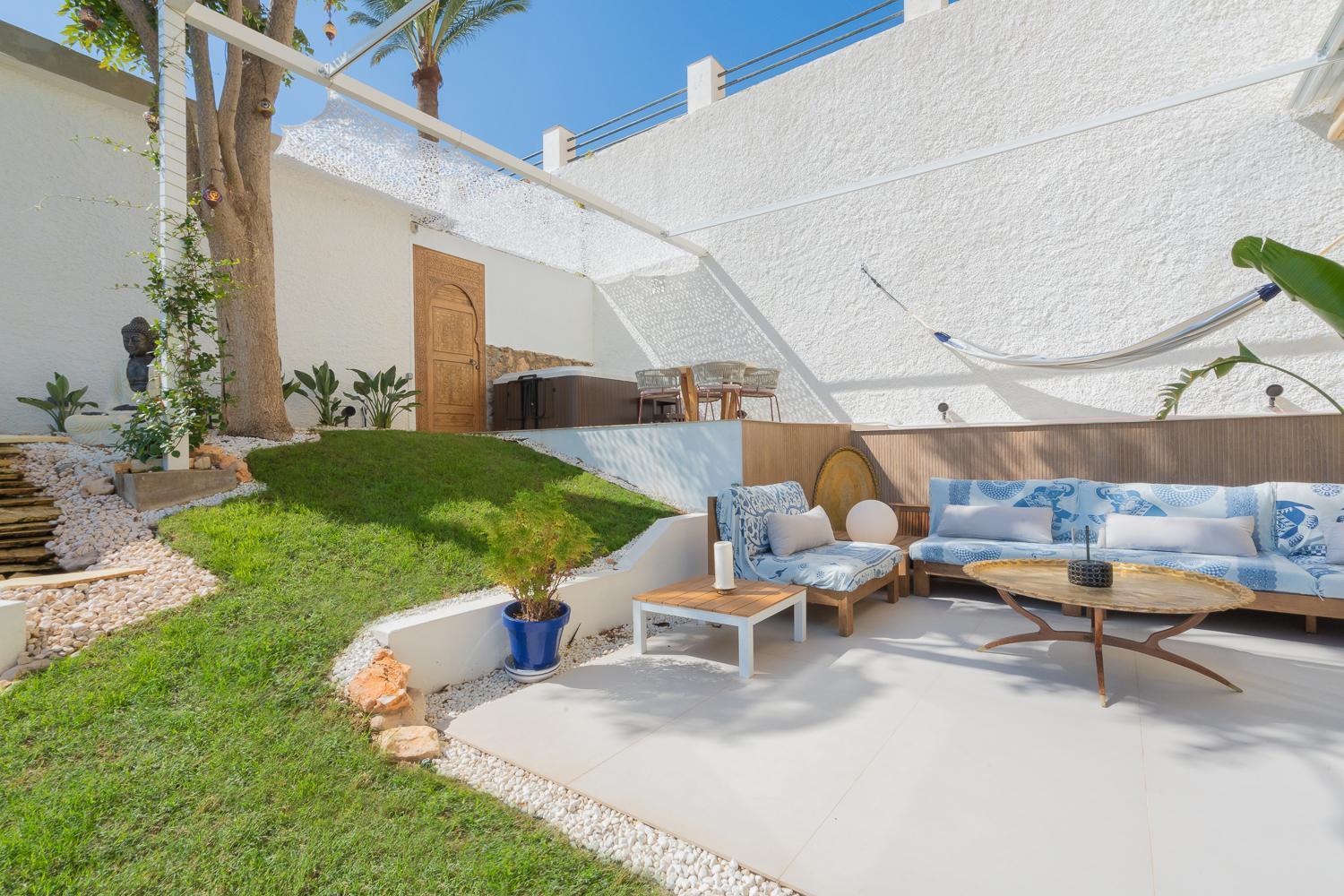 Private 250sqm Garden Duplex, Jacuzzi, Cinema, Sea View Escape Apartment
