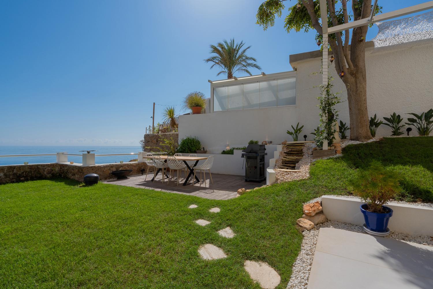 Apartment Private 250sqm Garden Duplex, Jacuzzi, Cinema, Sea View Escape *