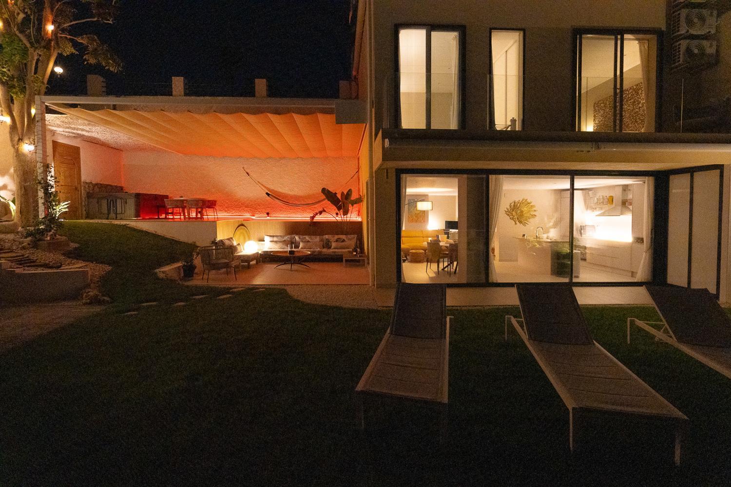 Private 250sqm Garden Duplex, Jacuzzi, Cinema, Sea View Escape *