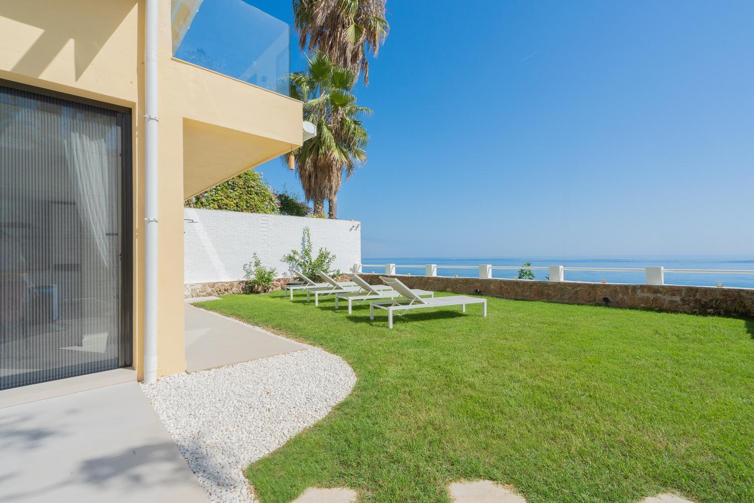 Private 250sqm Garden Duplex, Jacuzzi, Cinema, Sea View Escape