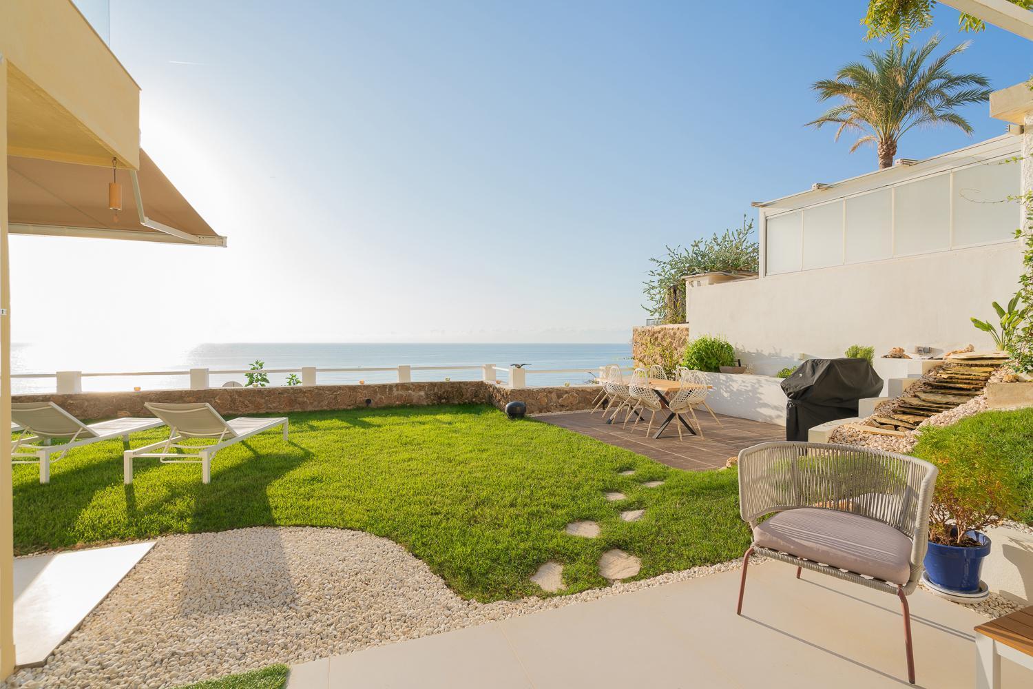 Private 250sqm Garden Duplex, Jacuzzi, Cinema, Sea View Escape Apartment *