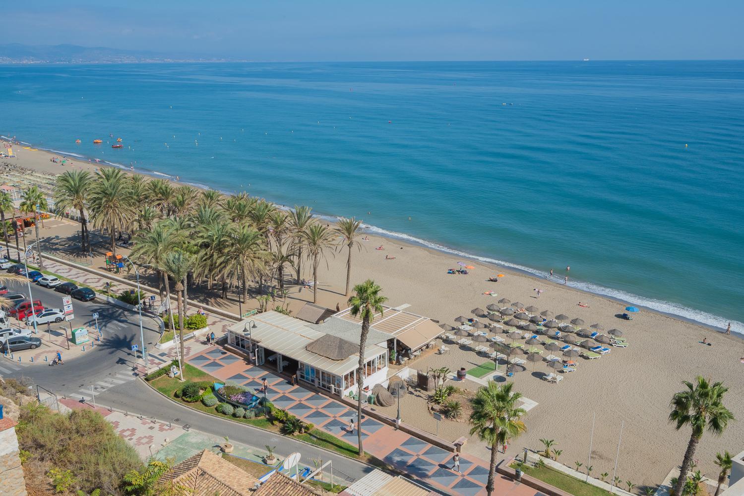 Private 250sqm Garden Duplex, Jacuzzi, Cinema, Sea View Escape Apartment