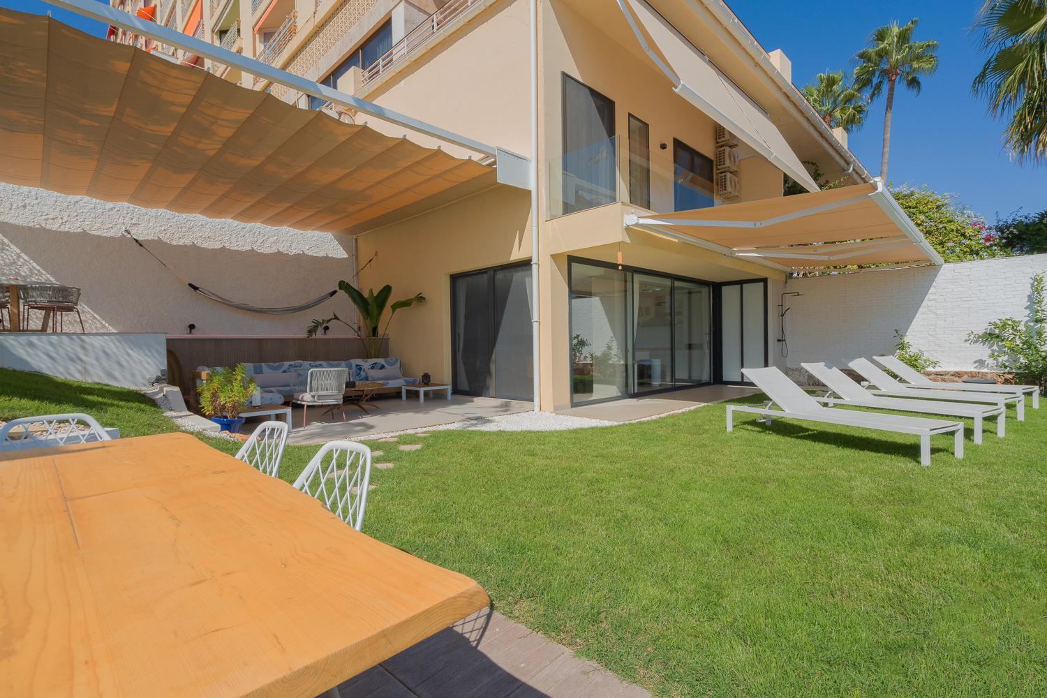 Apartment Private 250sqm Garden Duplex, Jacuzzi, Cinema, Sea View Escape *