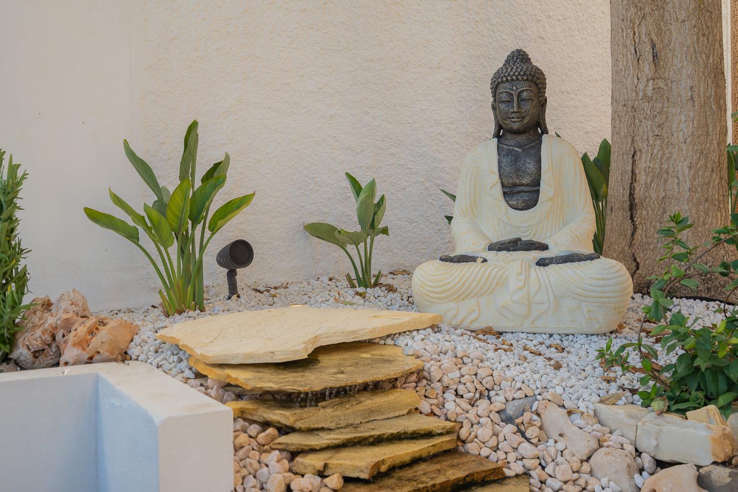 Private 250sqm Garden Duplex, Jacuzzi, Cinema, Sea View Escape *