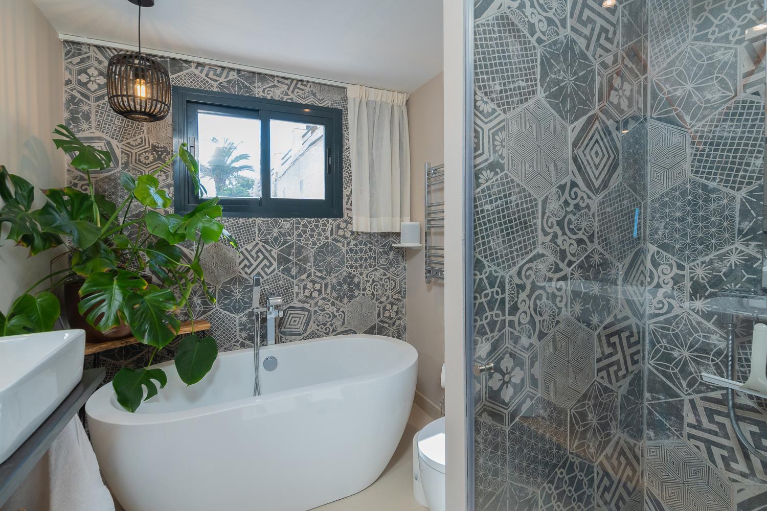 Private 250sqm Garden Duplex, Jacuzzi, Cinema, Sea View Escape