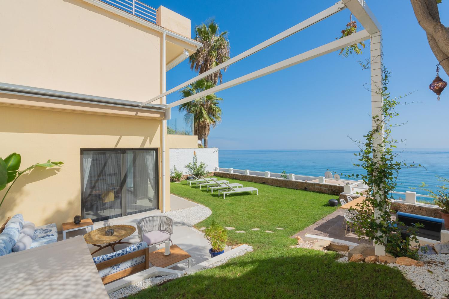 Private 250sqm Garden Duplex, Jacuzzi, Cinema, Sea View Escape Apartment *