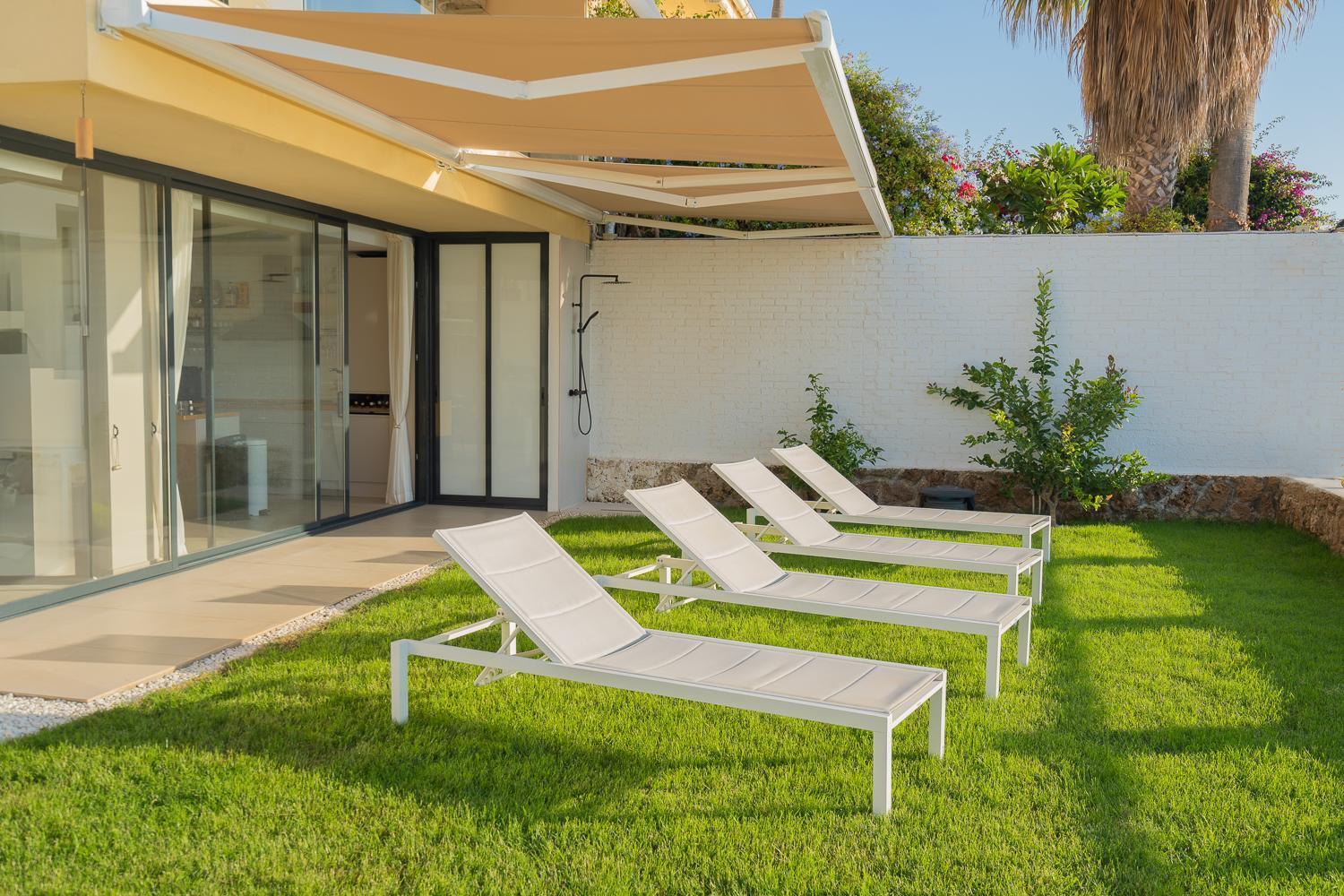 Private 250sqm Garden Duplex, Jacuzzi, Cinema, Sea View Escape