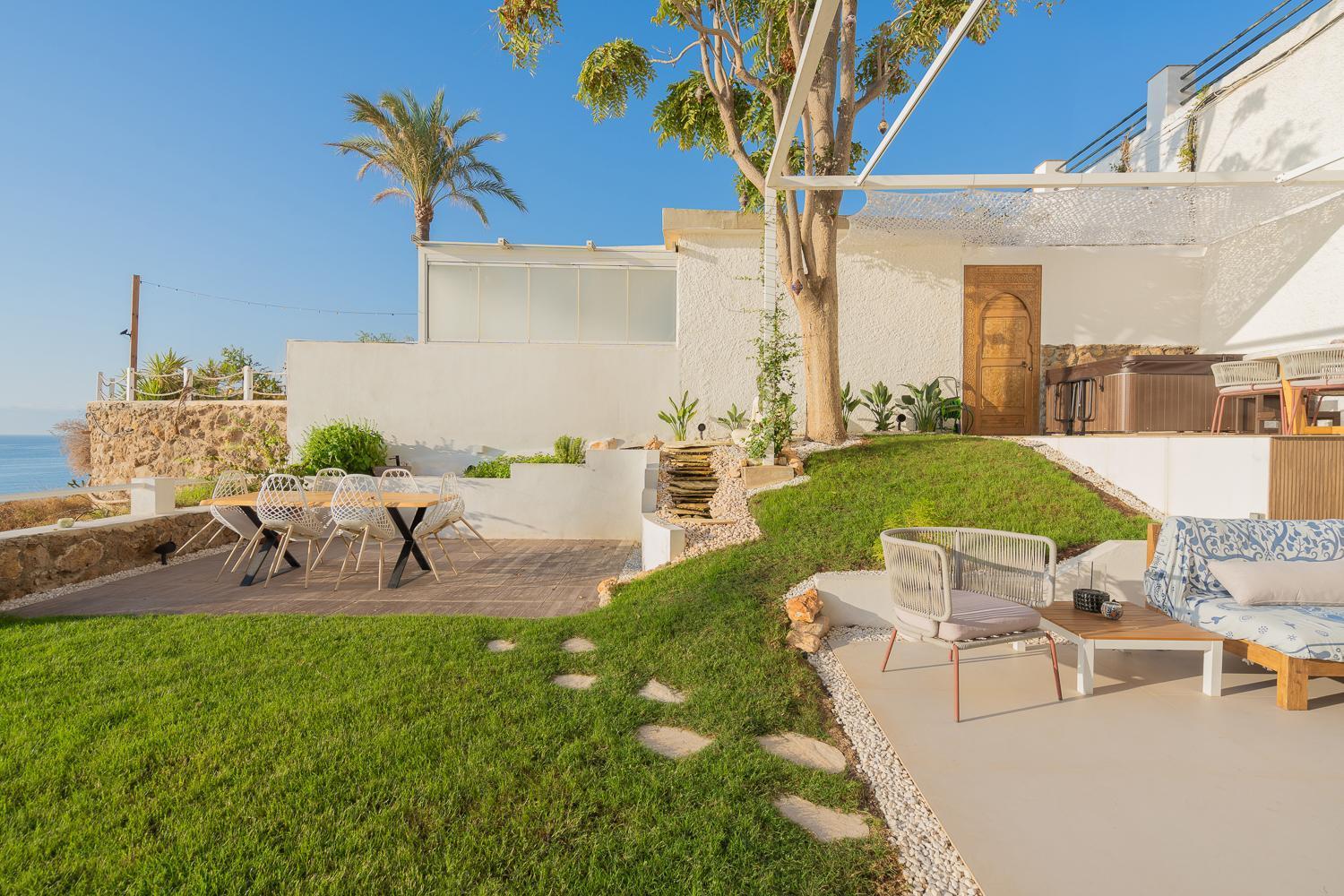 Private 250sqm Garden Duplex, Jacuzzi, Cinema, Sea View Escape Apartment *