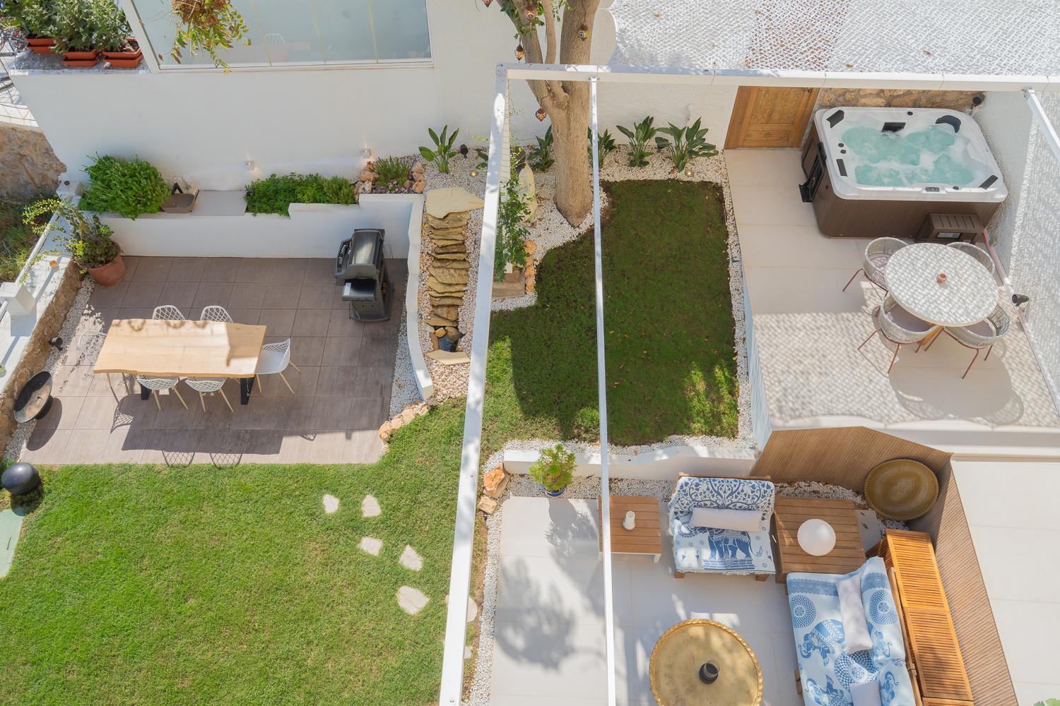 Private 250sqm Garden Duplex, Jacuzzi, Cinema, Sea View Escape * Torremolinos