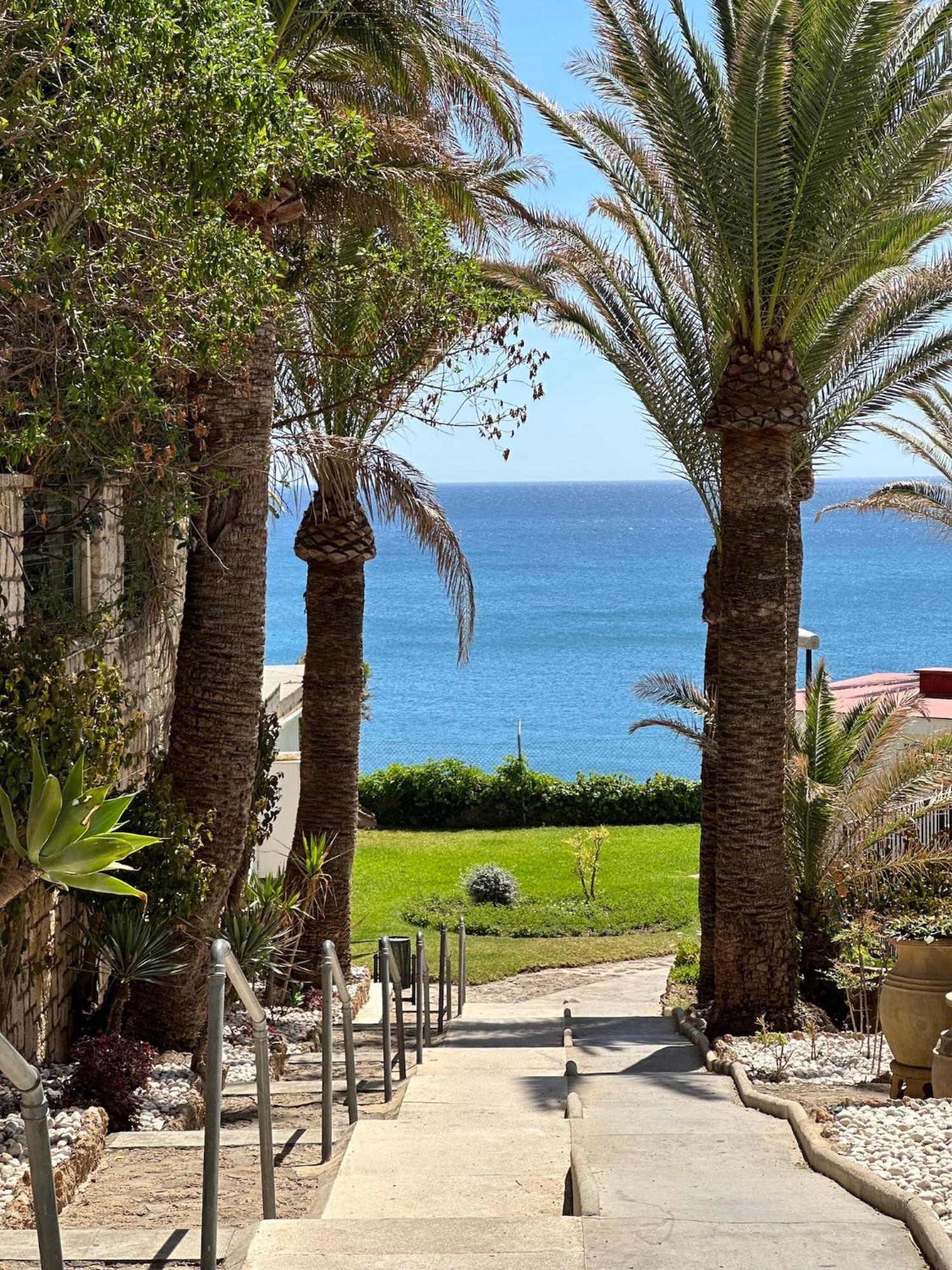 Private 250sqm Garden Duplex, Jacuzzi, Cinema, Sea View Escape Apartment