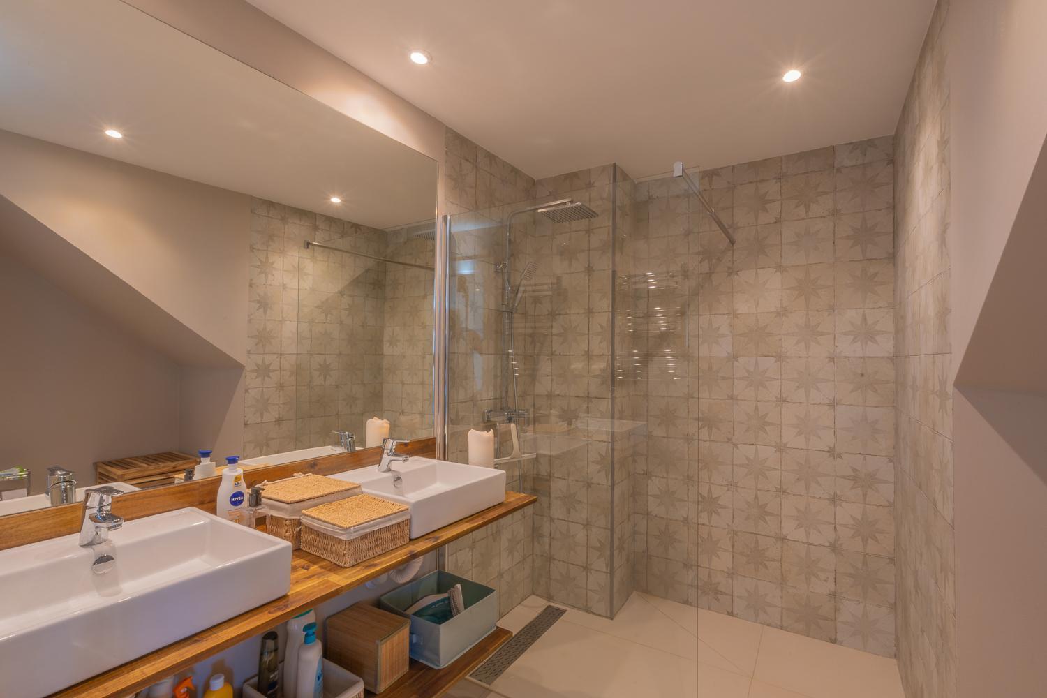 Private 250sqm Garden Duplex, Jacuzzi, Cinema, Sea View Escape *