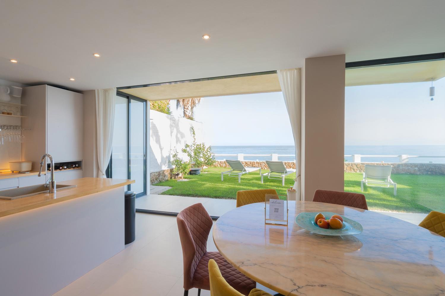 Private 250sqm Garden Duplex, Jacuzzi, Cinema, Sea View Escape Apartment *