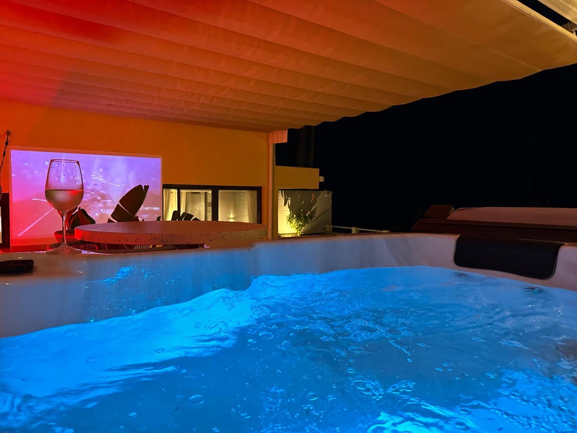 Private 250sqm Garden Duplex, Jacuzzi, Cinema, Sea View Escape Apartment *